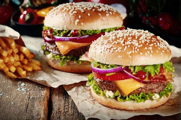 Déguster un burger façon américain avec des frites maison - Rumilly - Happy Diner 