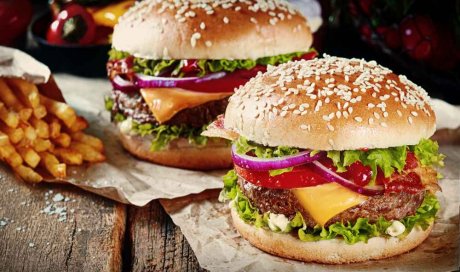 Déguster un burger façon américain avec des frites maison - Rumilly - Happy Diner 